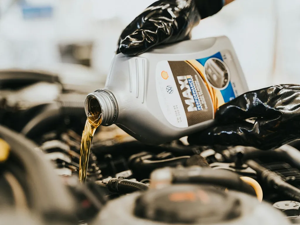 Huile moteur diesel dans un moteur essence, est-ce vraiment compatible et que faire en cas d'erreur ?