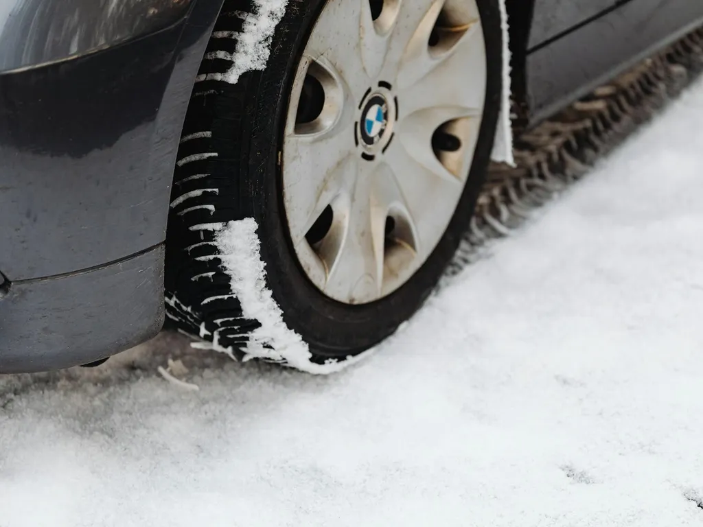 Pneus été ou 4 saisons : quelle différence de prix et quel coût réel à l'année ?